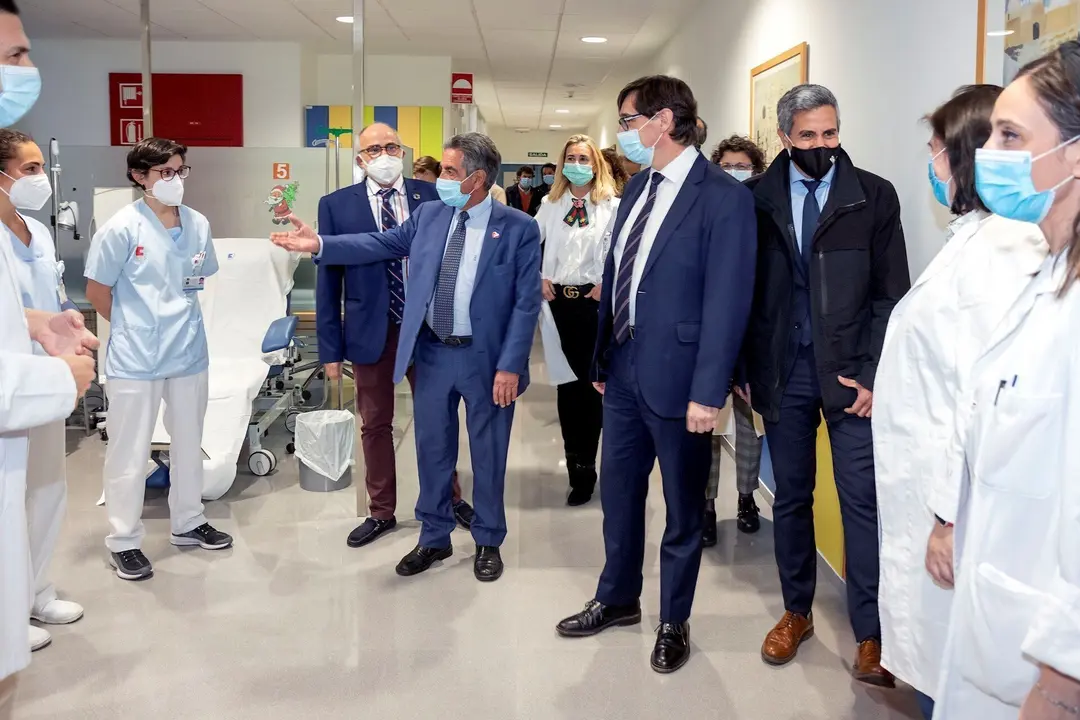 Visita del ministro de Sanidad, Salvador Illa, al Hospital Valdcilla, junto con el presidente de Cantabria, Miguel &Aacute;ngel Revilla; el vicepresidente, Pablo Zuloaga; y el consejero de Sanidad, Miguel Rodr&iacute;guez