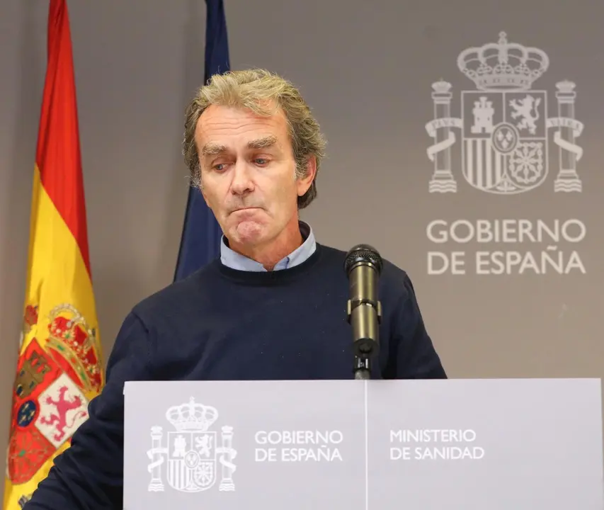 El director del Centro de Coordinaci&oacute;n de Alertas y Emergencias Sanitarias (CCAES), Fernando Sim&oacute;n, ofrece una rueda de prensa para informar sobre la evoluci&oacute;n de la pandemia de coronavirus, en el Ministerio de Sanidad, Madrid (Espa&ntilde;a), a 3 de diciembre d