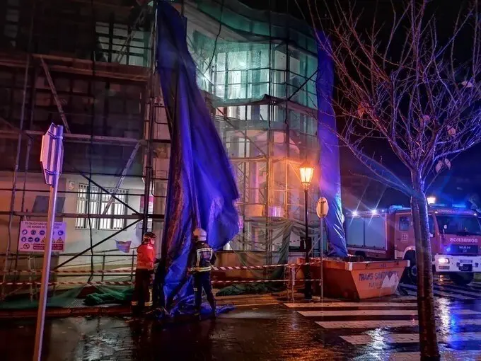 Toldo de un andamio suelto en Colindres