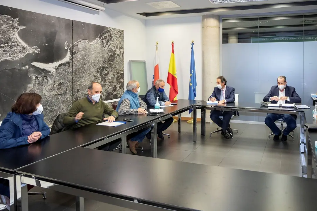 El consejero de Obras P&uacute;blicas, Ordenaci&oacute;n del Territorio y Urbanismo, Jos&eacute; Luis Gochicoa, se re&uacute;ne con miembros de AMA