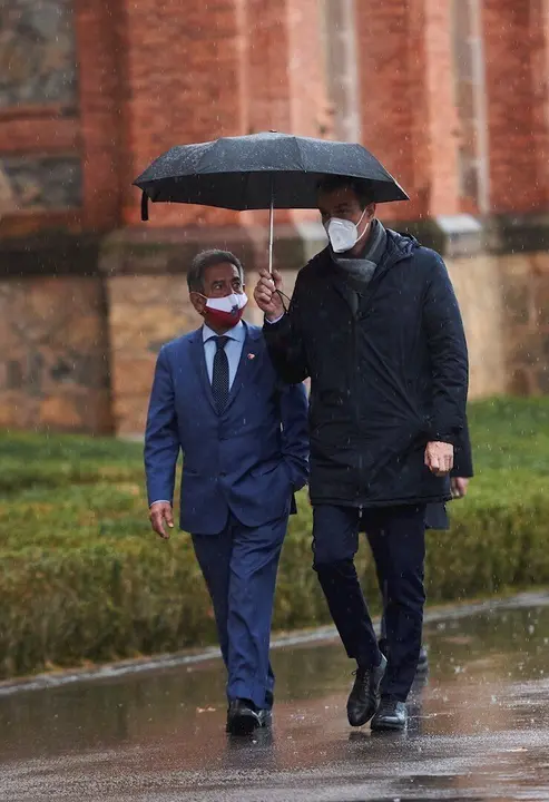 El presidente de Cantabria, Miguel &Aacute;ngel Revilla (i), junto al presidente del Gobierno, Pedro S&aacute;nchez