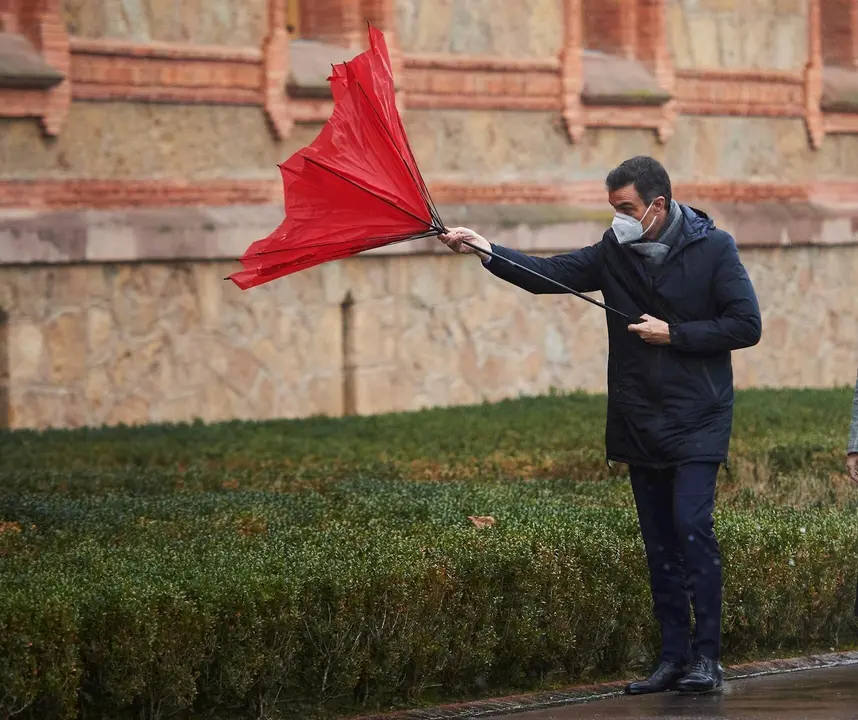 El presidente del Gobierno, Pedro S&aacute;nchez, con el paraguas volcado a su llegada a la Capilla del Seminario Mayor de Comillas, Cantabria (Espa&ntilde;a), a 4 de diciembre de 2020.  