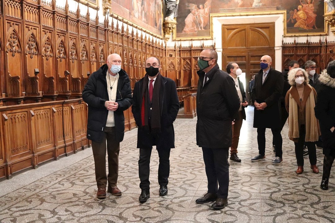 El presidente del Gobierno de Aragón (centro) este viernes en su visita a Aula Dei.