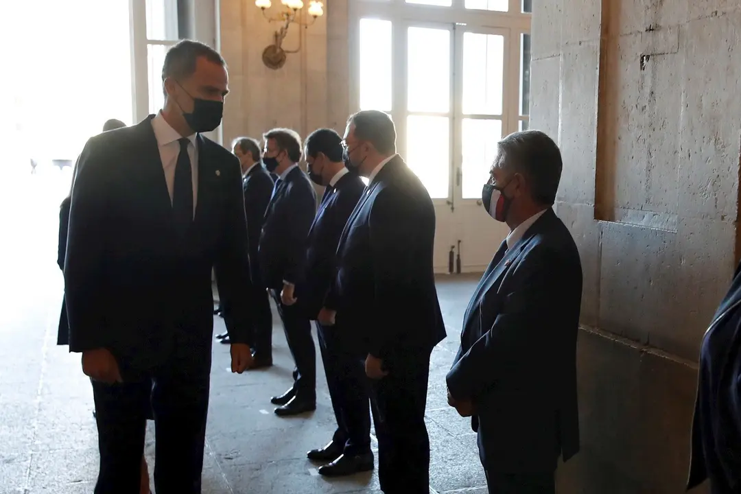 Foto de archivo. El Rey Felipe VI y el presidente de Cantabria, Miguel &Aacute;ngel Revilla 