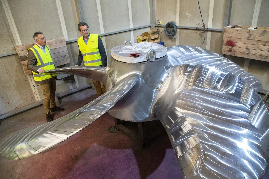 El consejero de Industria, Francisco Mart&iacute;n (derecha), observa una h&eacute;lice de navegaci&oacute;n fabricada en la empresa FAED