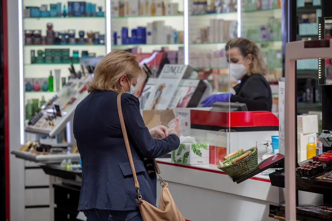 Una mujer comprando en una perfumer&iacute;a