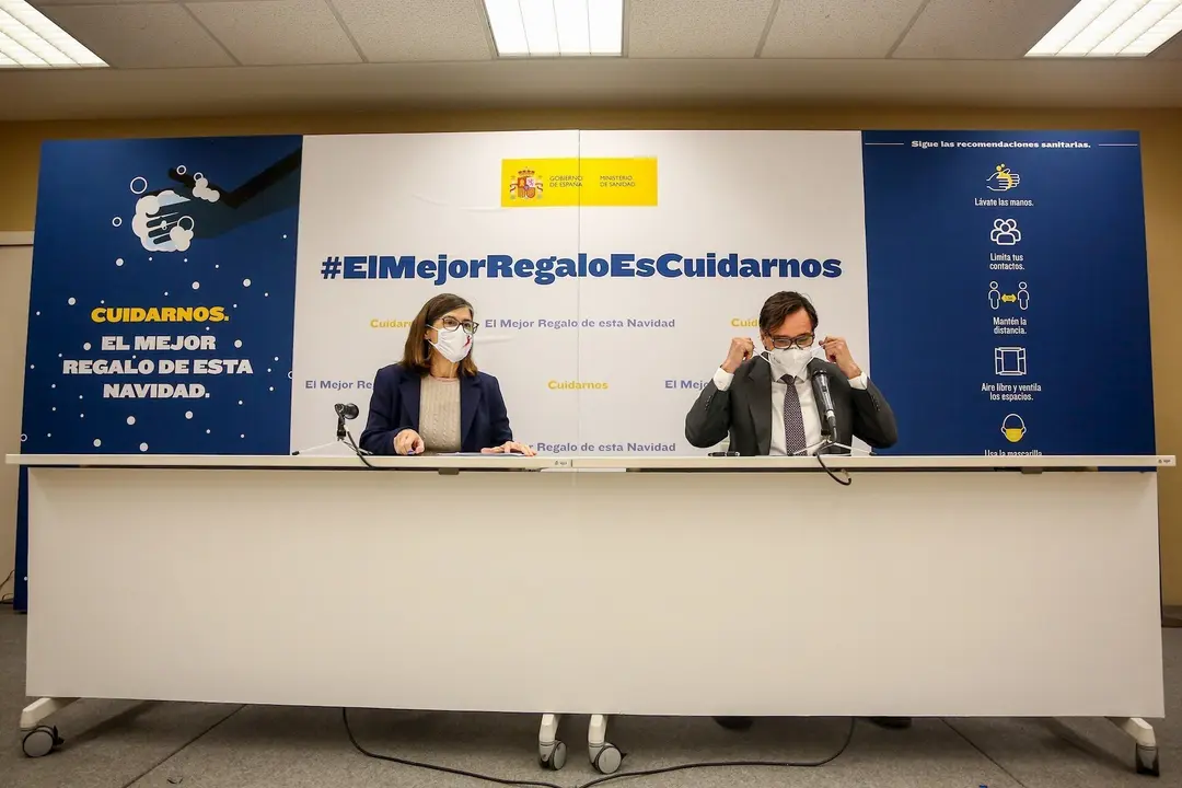 El ministro de Sanidad, Salvador Illa (d), acompa&ntilde;ado de la directora general de Salud P&uacute;blica, Pilar Aparicio (i), durante la presentaci&oacute;n de la campa&ntilde;a publicitaria del Ministerio de Sanidad para esta Navidad