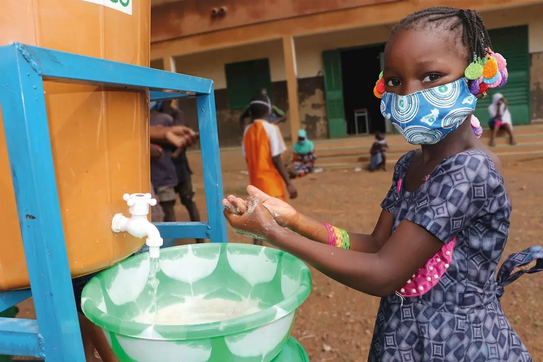 Ni&ntilde;a en un lavamanos, uno de los regalos solidarios que propone Educo