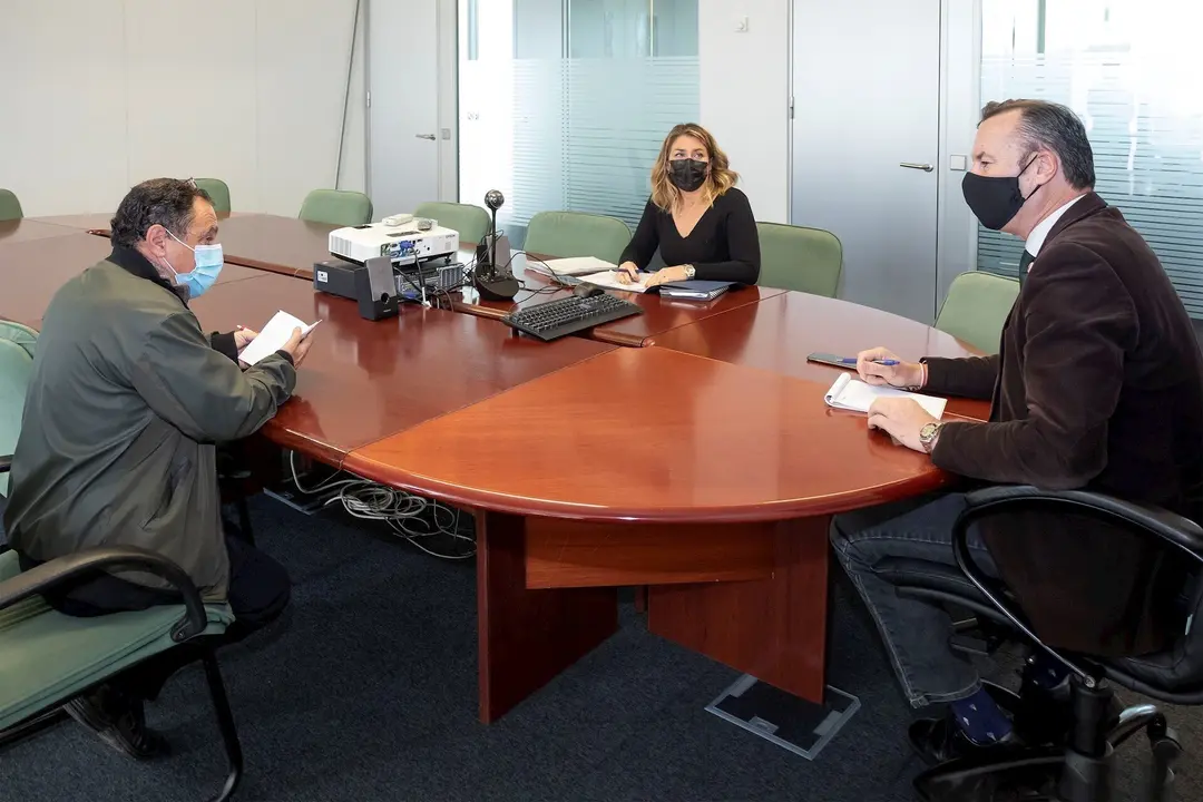 Blanco se re&uacute;ne con cofrad&iacute;as pescadores