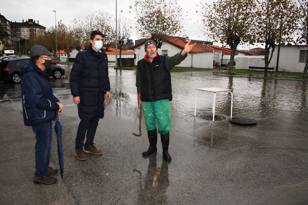 Daniel Fernández visita el barrio Santiago el Mayor, afectado por las inundaciones