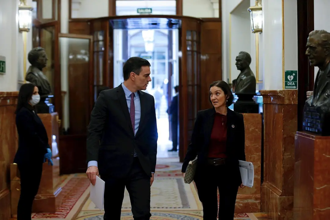 El presidente del Gobierno, Pedro S&aacute;nchez (i) conversa con la ministra de Industria, Turismo y Comercio, Reyes Maroto a su llegada a un pleno de control al Ejecutivo 