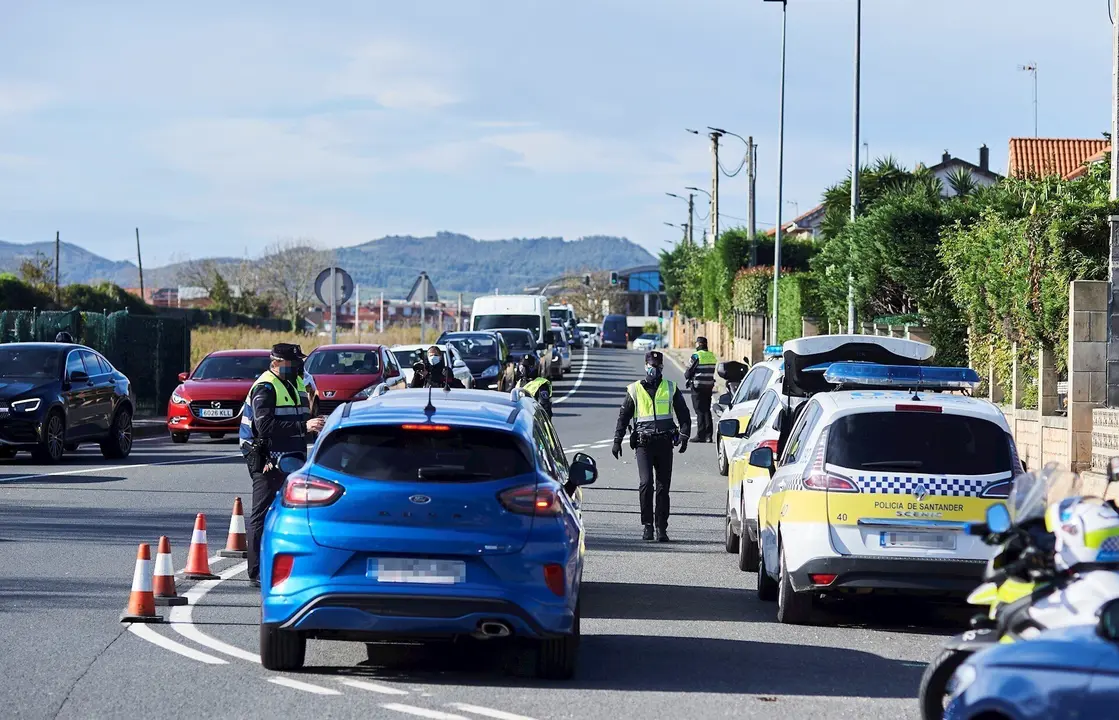 Agentes de Polic&iacute;a realizan controles de movilidad