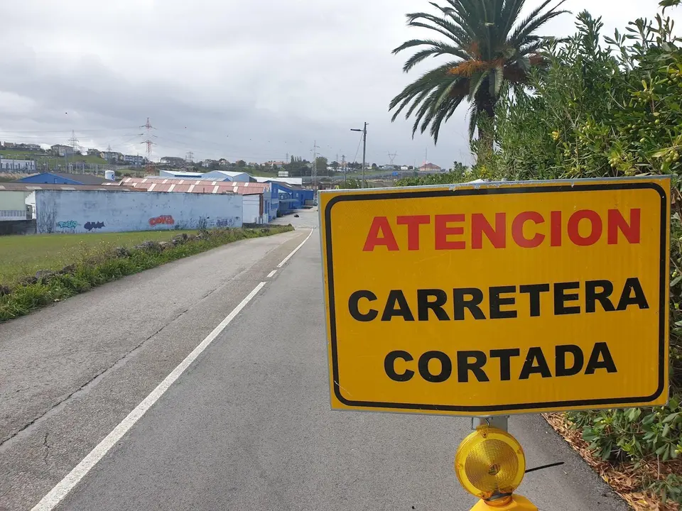 Cartel de carretera cortada