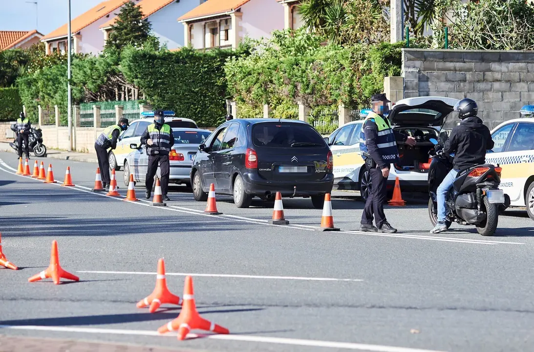 Agentes de Polic&iacute;a Nacional realizan controles de movilidad e