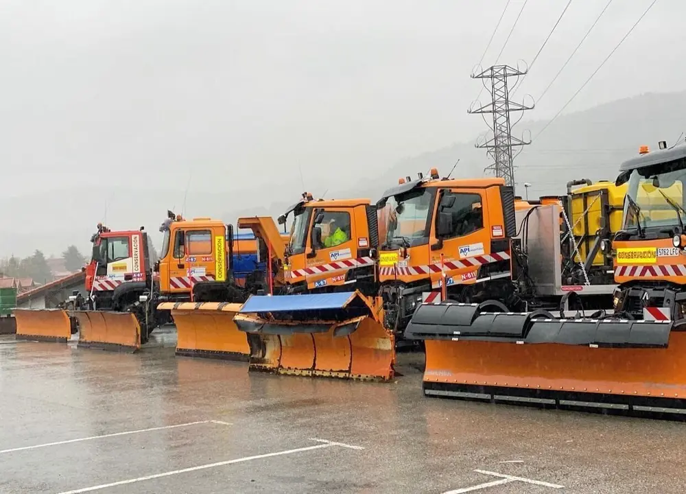 Maquinaria para hacer frente a las nevadas en el Centro de Conservaci&oacute;n de Carreteras del Estado