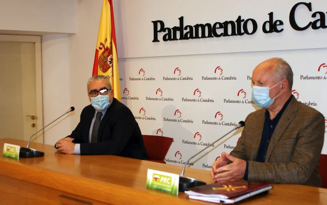 El protavoz parlamentario del PRC, Pedro Hernando (izda) y el alcalde de Reinosa, Jos&eacute; Miguel Barrio