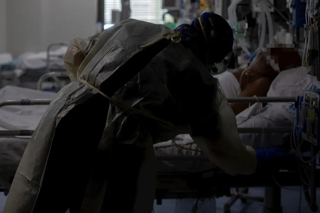 Una trabajadora de la limpieza durante su jornada laboral en la Unidad de Cuidados Intensivos (UCI).