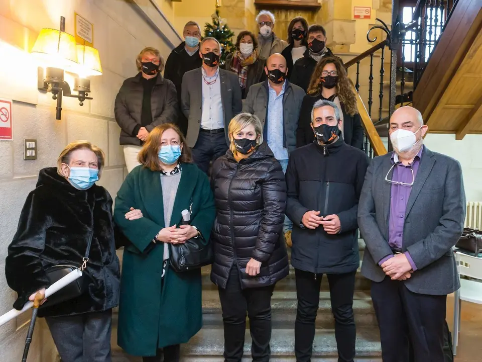 El vicepresidente regional, Pablo Zuloaga, y la alcldesa de Camargo, Esther Bolado, entre otros, en la presentaci&oacute;n del proyecto