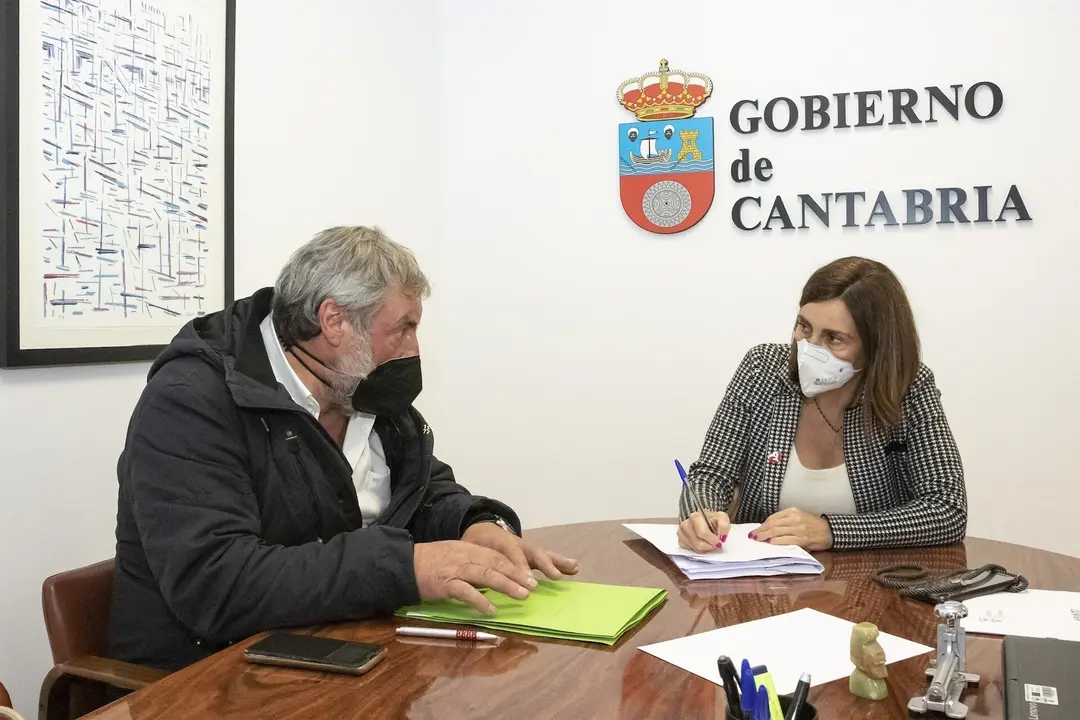 La Consejera De Presidencia, Interior, Justicia Y Acci&oacute;n Exterior, Paula Fern&aacute;ndez, Se Re&uacute;ne Con El Alcalde De Valderredible, Fernando Fern&aacute;ndez.11 De Diciembre De 2020