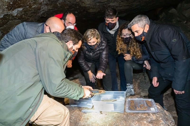 El vicepresidente Pablo Zuloaga y la lcaldes de Camargo Esther Bolado en su visita a la cueva de El Pendo