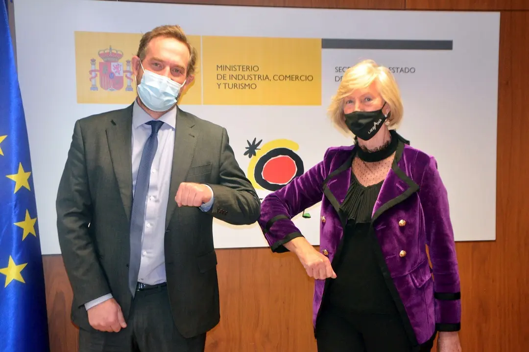 La consejera de Turismo, Marina Lomb&oacute;, con el secretario de Estado de Turismo, Fernando Vald&eacute;s, en la reuni&oacute;n que han mantenido en Madrid