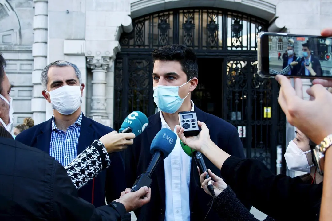 Los portavoces del PSOE y UxS, Daniel Fern&aacute;ndez (c) y Miguel Saro (iz)