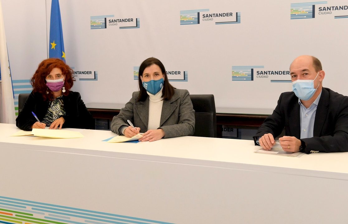 Firma de convenio de colaboración entre Ayuntamiento y CAVAS