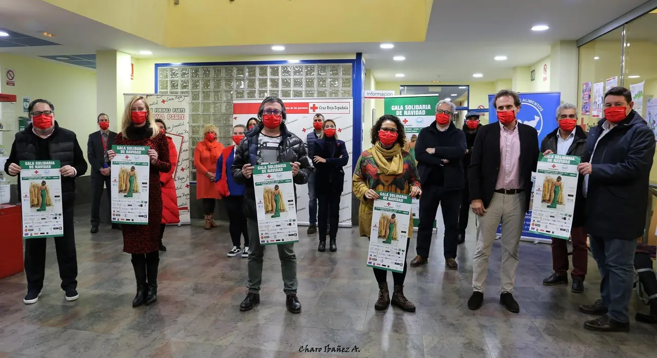 Gala Solidaria de Navidad Cruz Roja & Banco  de Alimentos Foto familia presentaci&oacute;n