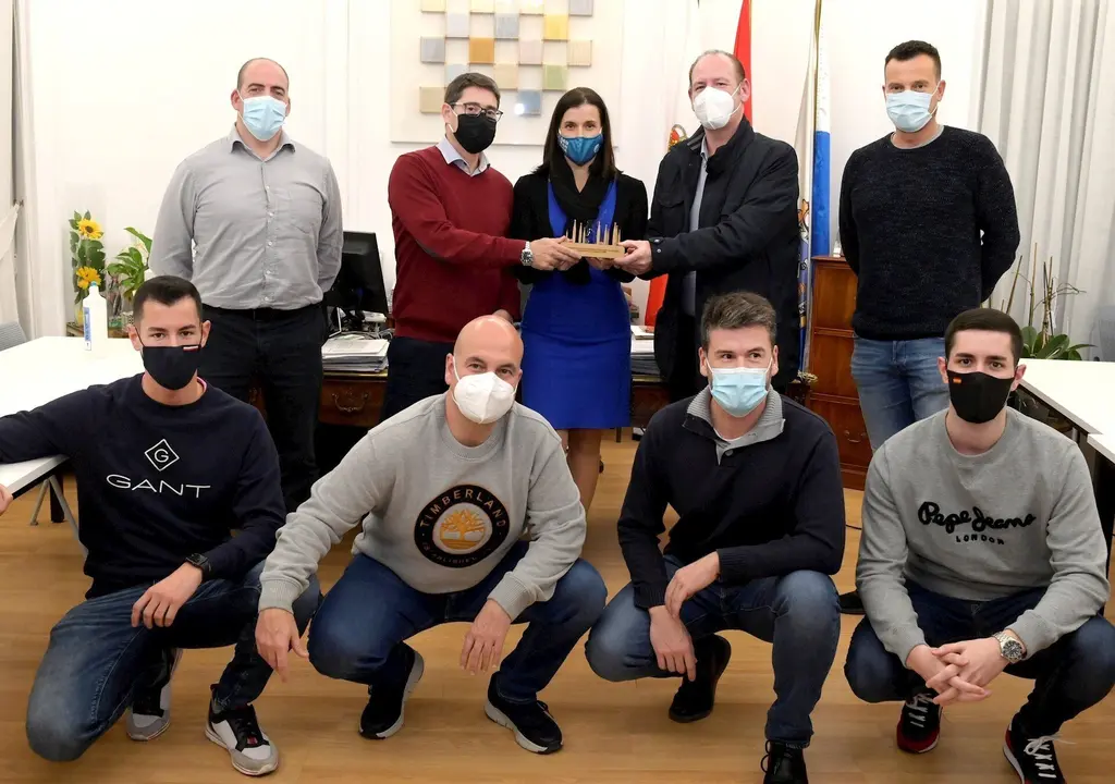 La alcaldesa recibe a la Pe&ntilde;a Bol&iacute;stica Pe&ntilde;acastillo