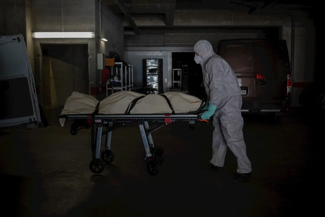 Varios operarios protegidos de los Servicios Funerarios Memora trasladan un cuerpo de una residencia de ancianos. En Girona, Catalu&ntilde;a, (Espa&ntilde;a), a 6 de mayo de 2020.