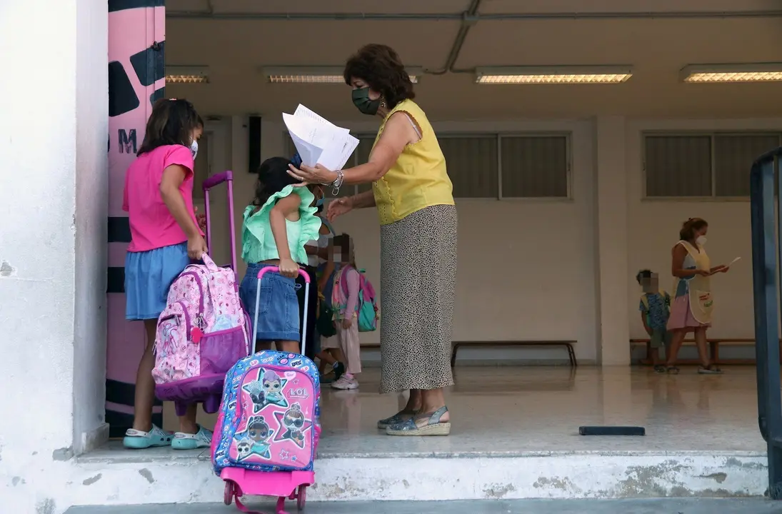Alumnos entrando en un centro escolar. Archivo