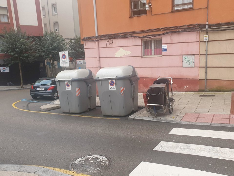 Contenedores de basuras y un carro de barrendero en Santander