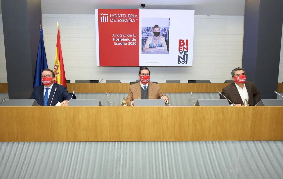 El presidente de la CEOE, Antonio Garamendi, el presidente de Hosteler&iacute;a de Espa&ntilde;a, Jos&eacute; Luis Yzuel, y el secretario general de Hosteler&iacute;a de Espa&ntilde;a, Emilio Gallego
