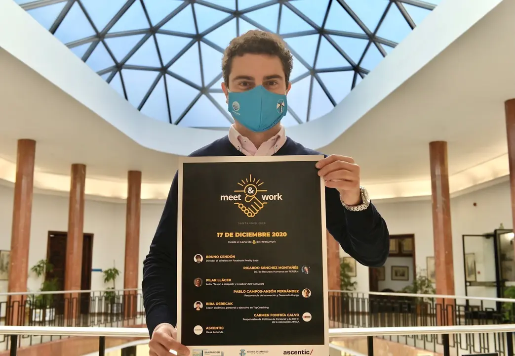 El concejal de Empleo y Desarrollo Empresarial de Santander, Daniel Portilla, con el cartel del evento 'Meet &not; Work'