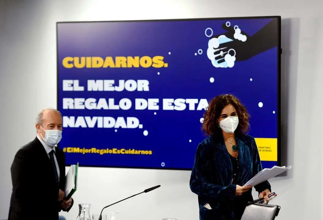 La ministra portavoz y de Hacienda, Mar&iacute;a Jes&uacute;s Montero (d), y el ministro de Justicia, Juan Carlos Campo (i), se disponen a comparecer en rueda de prensa posterior al Consejo de Ministros celebrado en Moncloa, en Madrid (Espa&ntilde;a), a 15 de diciembre de 202