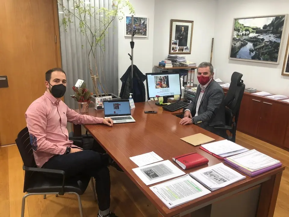 El alcalde de Santa Cruz de Bezana, Alberto Garc&iacute;a Onand&iacute;a; y el concejal de Desarrollo Local, Luis del Pi&ntilde;al.