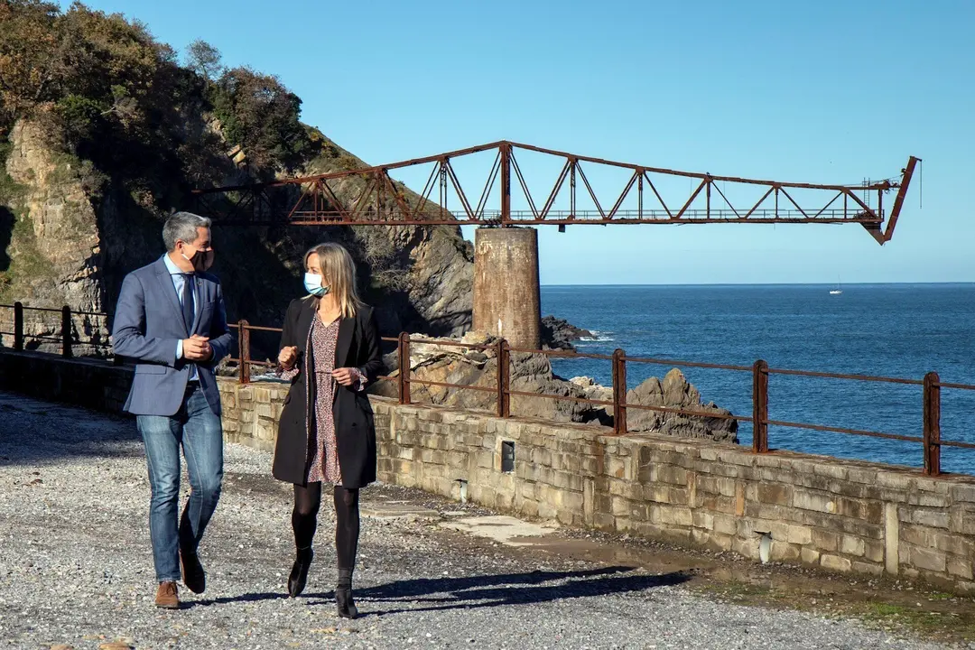 El vicepresidente de Cantabria y la alcaldesa de Castro Urdiales visitan el Cargadero de D&iacute;cido