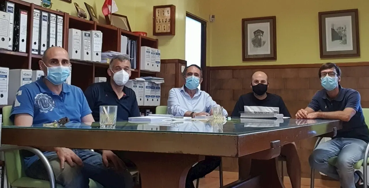 Representantes del Ayuntamiento de Torrelavega y de la Junta de Vi&eacute;rnoles