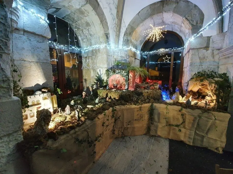 Bel&eacute;n instalado en la base del campanario de la parroquia de Soto de la Marina