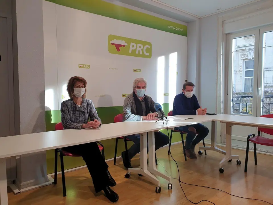 El portavoz regionalista, Jos&eacute; Mar&iacute;a Fuentes-Pila, con dos concejales