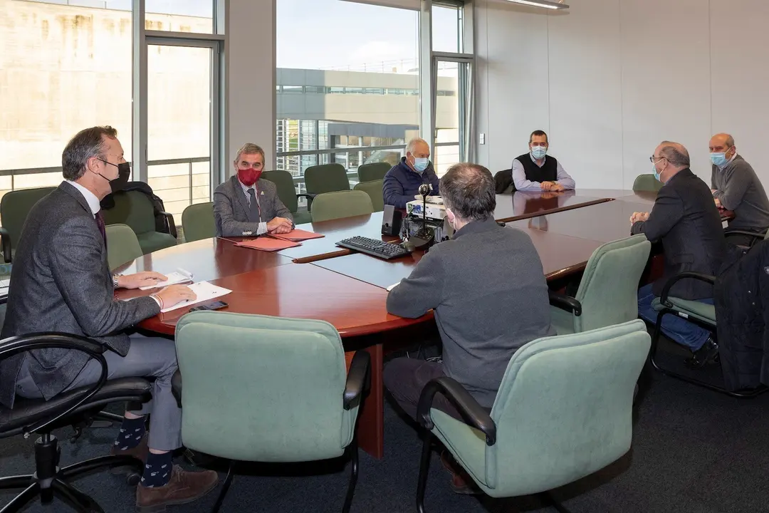 El consejero de Desarrollo Rural, Guillermo Blanco, y el alcalde de Santa Cruz de Bezana, Alberto Garc&iacute;a