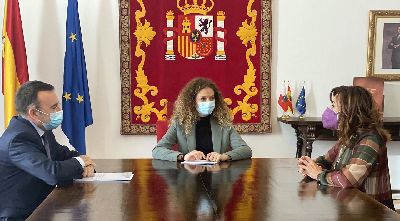 Reunión de la consejera de Empleo, Ana Belén Álvarez, y la delegada del Gobierno en Cantabria, Ainoa Quiñones