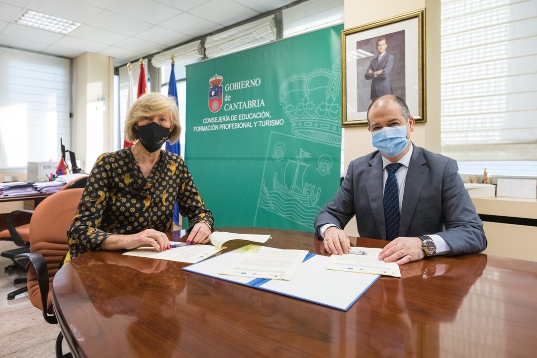 La consejera de Educación, Formación Profesional y Turismo, Marina Lombó, firma una adenda al convenio de colaboración con la Universidad Europea del Atlántico
