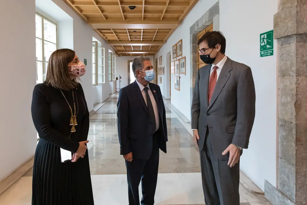 El presidente de Cantabria, Miguel &Aacute;ngel Revilla (centro); el secretario de Estado para la UE, Juan Gonz&aacute;lez, y la consejera de Presidencia, Interior, Justicia y Acci&oacute;n Exterior, Paula Fern&aacute;ndez