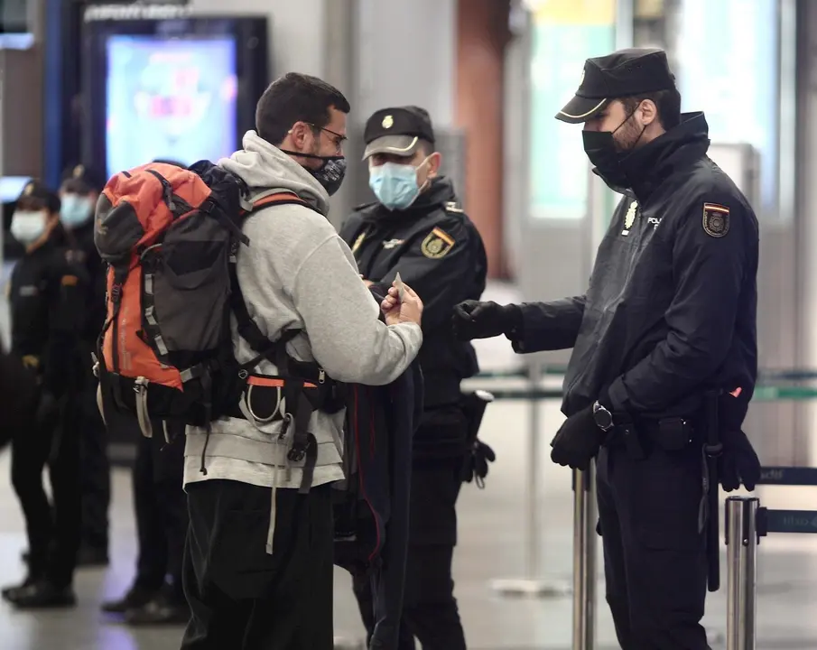 Agentes la Polic&iacute;a Nacional realizan controles de movilidad en la estaci&oacute;n de AVE Puerta de Atocha durante el primer d&iacute;a de cierre perimetral por el puente de la Constituci&oacute;n en Madrid (Espa&ntilde;a), a 4 de diciembre de 2020.