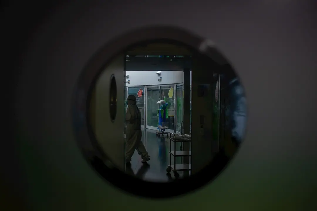 Un trabajador sanitario protegido en la Unidad de Cuidados Intensivos &ndash;UCI- del Hospital del Mar, en Barcelona, Catalunya (Espa&ntilde;a), a 19 de noviembre de 2020.