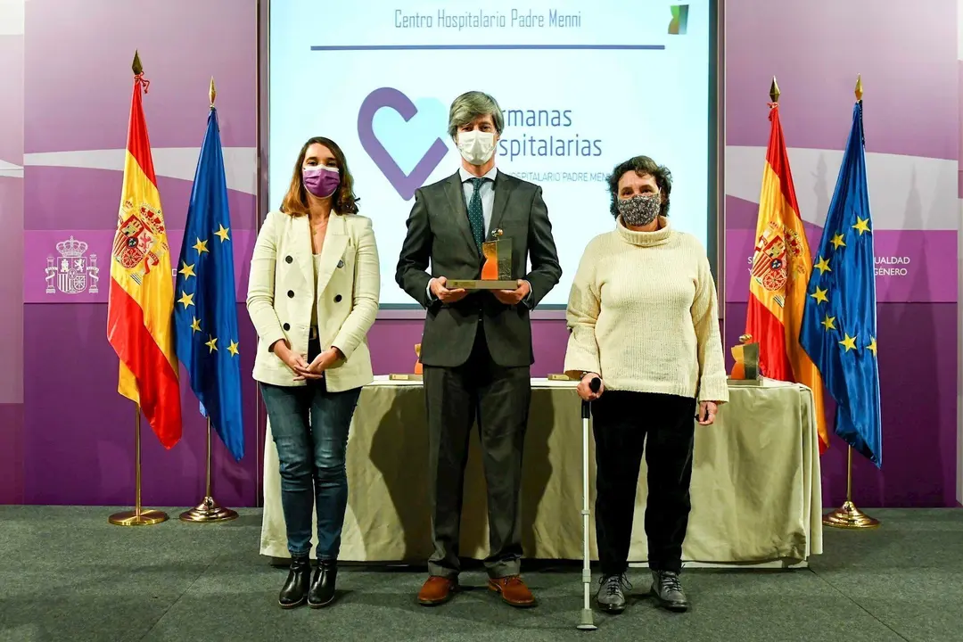 El director del hospital Padre Menni, Carlos Victor Pajares, recoge el Distintivo 'Igualdad en la Empresa'