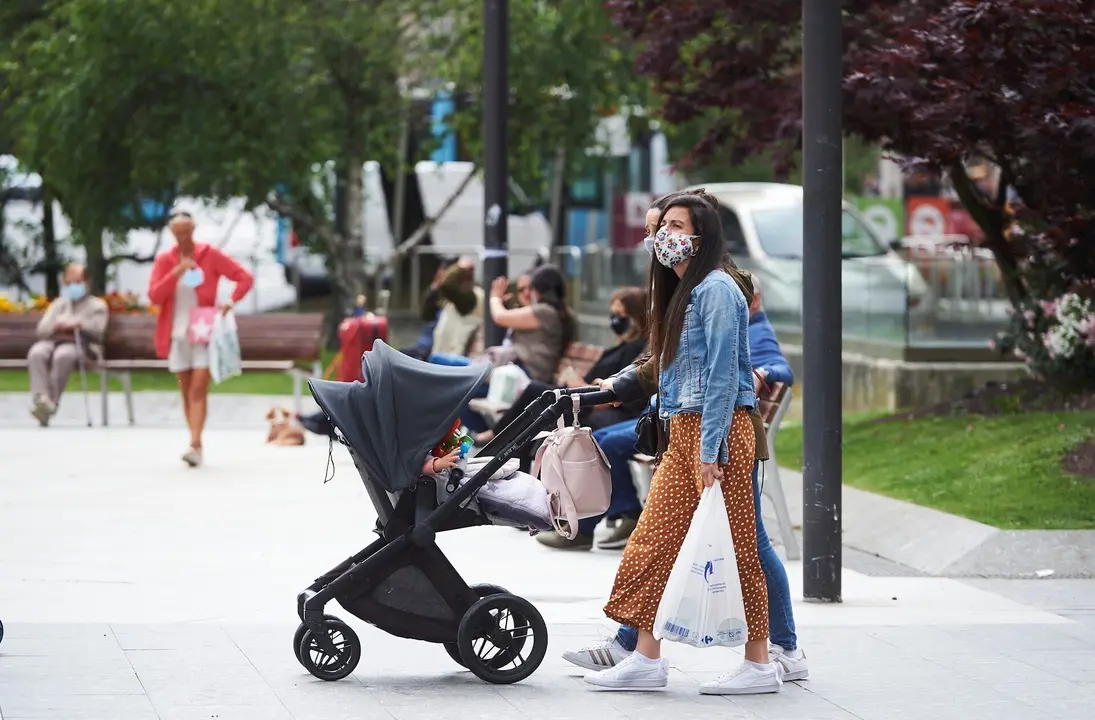 Transe&uacute;ntes pasean por calles de Santander. Archivo