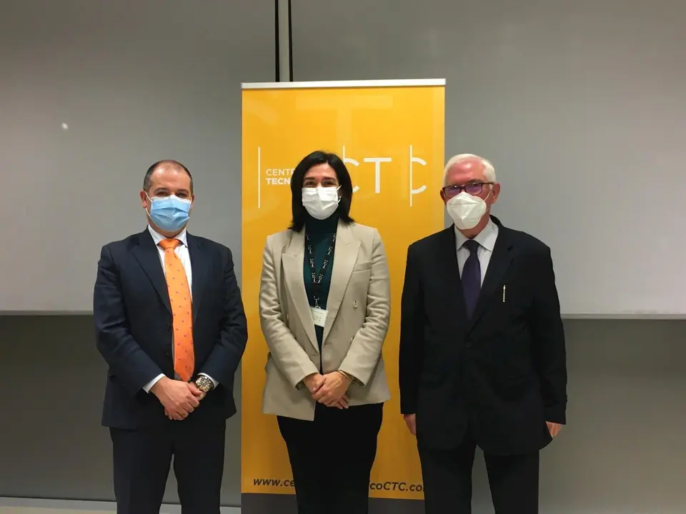 El rector de la Universidad Europea del Atl&aacute;ntico, Rub&eacute;n Calder&oacute;n; el presidente de CITICAN, Jes&uacute;s Arzamendi; y la directora del CTC, Beatriz Sancristobal