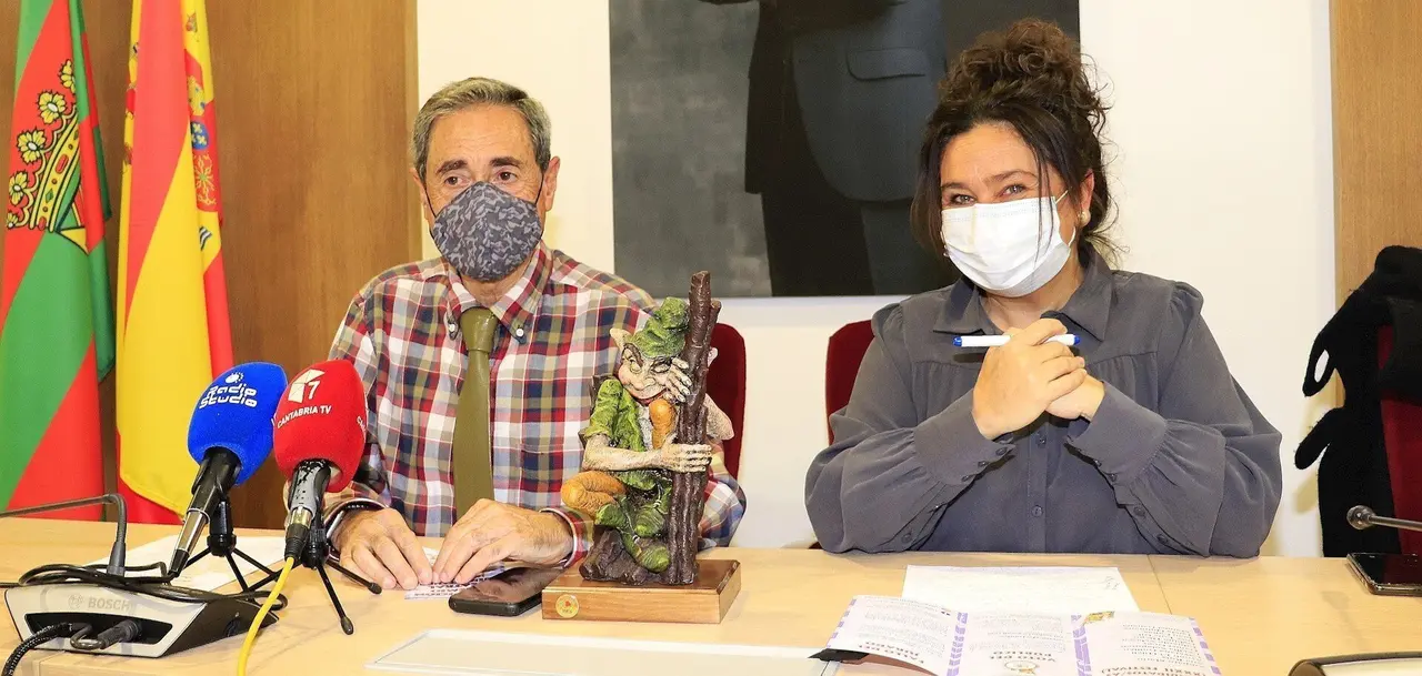 La concejala  de Cultura, Esther V&eacute;lez, y Miguel Romero, de la Asociaci&oacute;n de Amigos del TMCE, en la rueda de prensa de presentaci&oacute;n de los candidatos al Premio Duende Zahor&iacute;
